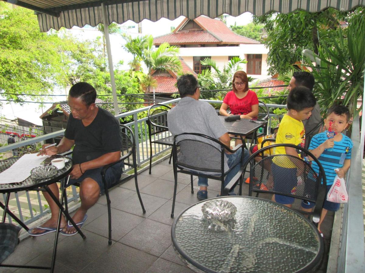 Bamboo Inn Hotel & Cafe Jakarta Exteriör bild
