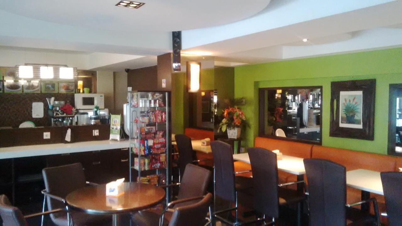 Bamboo Inn Hotel & Cafe Jakarta Exteriör bild